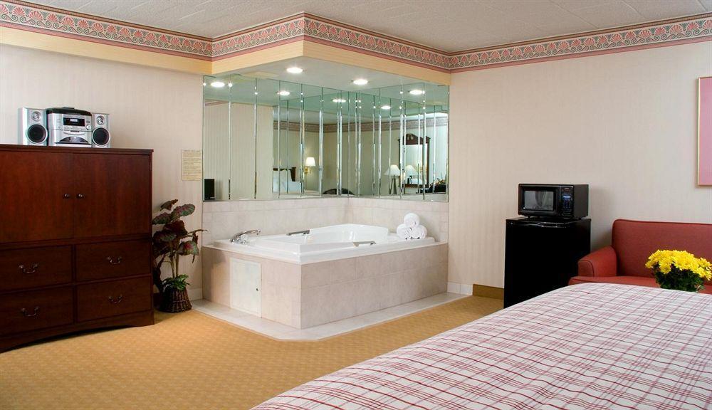 Ramada By Wyndham Greensburg Hotel & Conference Center Room photo