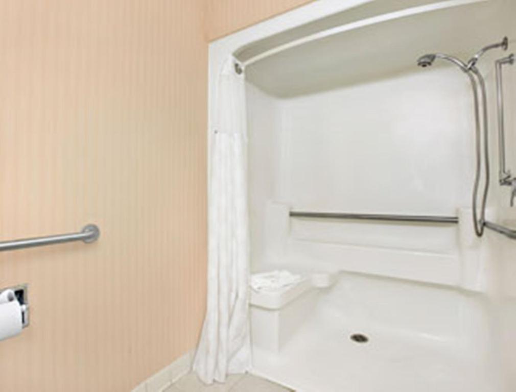 Ramada By Wyndham Greensburg Hotel & Conference Center Room photo